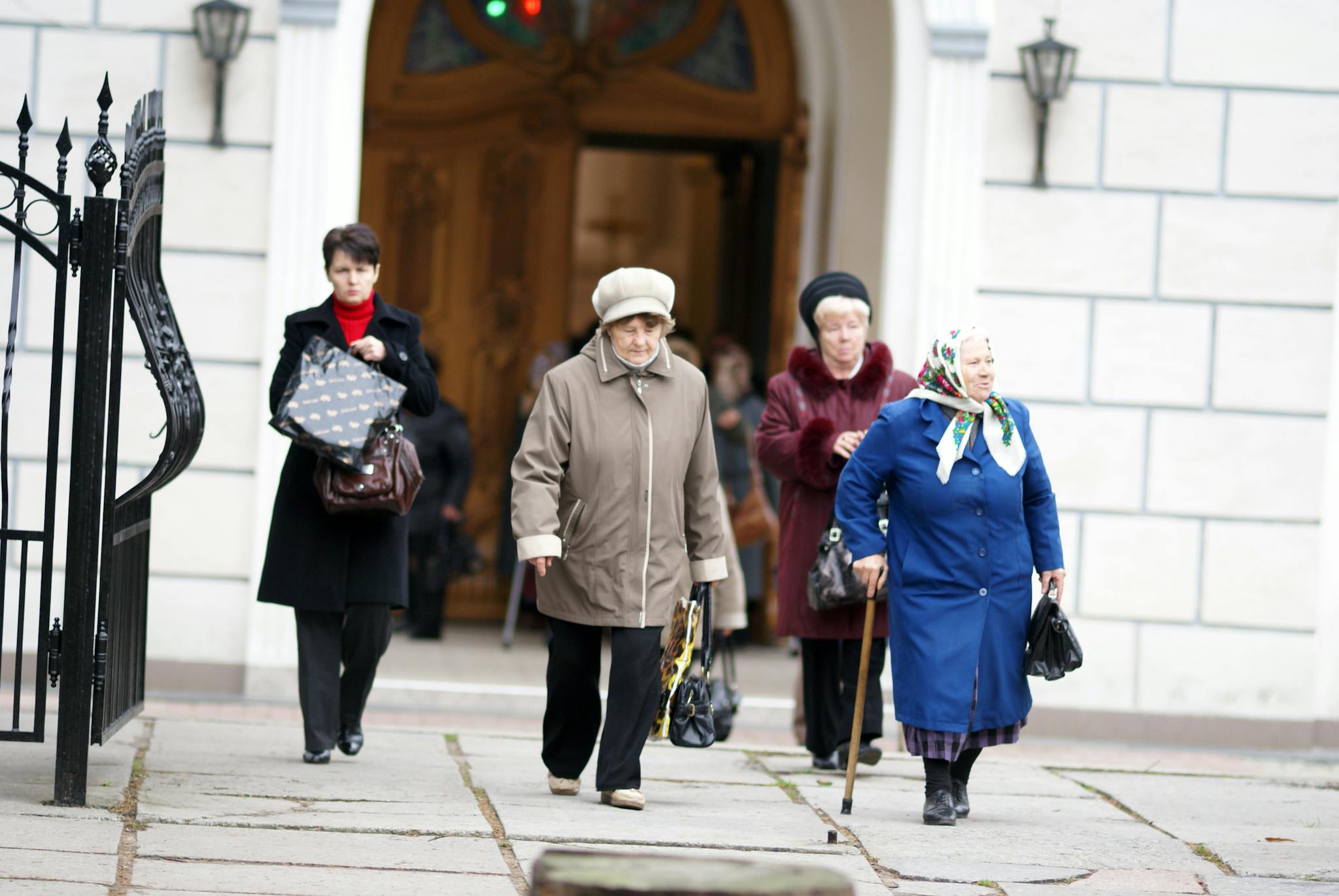 Photo par Roman Biernacki Women walk past a church in the old town of moscow